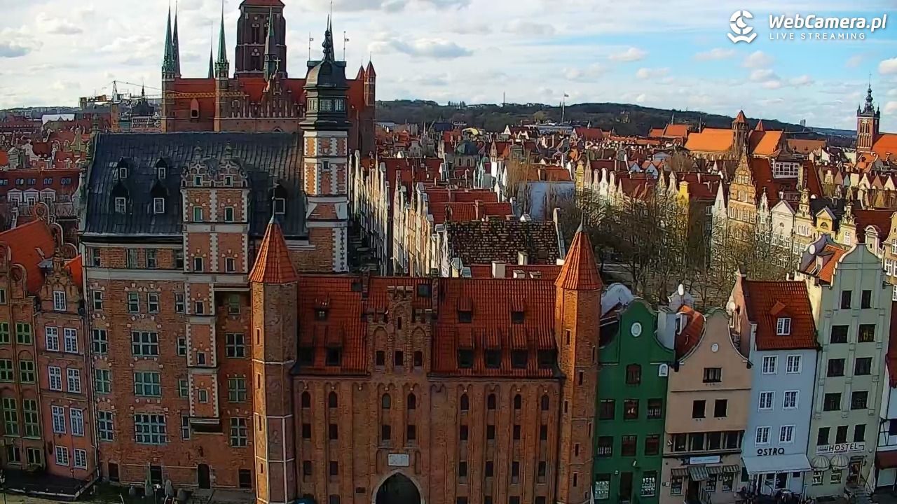 Prowadzimy rower z Wyspy Spichrzów przez Motławę i dalej na Długi Targ. 
